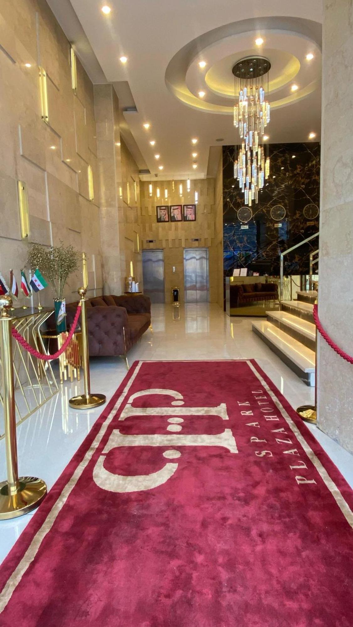 فندق Spark Plaza 3*